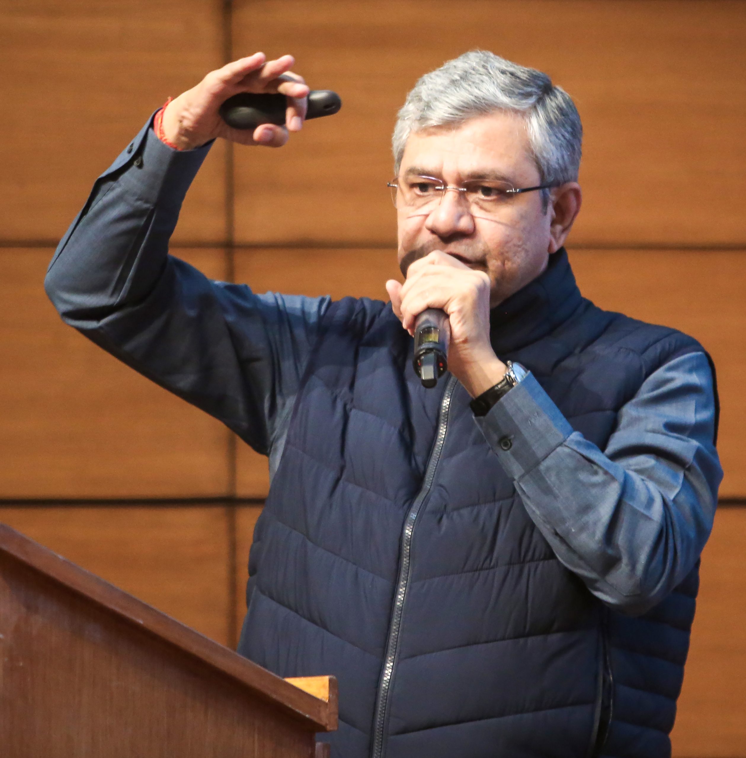 सूचना एवं प्रसारण मंत्री अश्विनी वैष्णव ने प्रसार भारती के वेव्स प्लेटफॉर्म की सराहना की