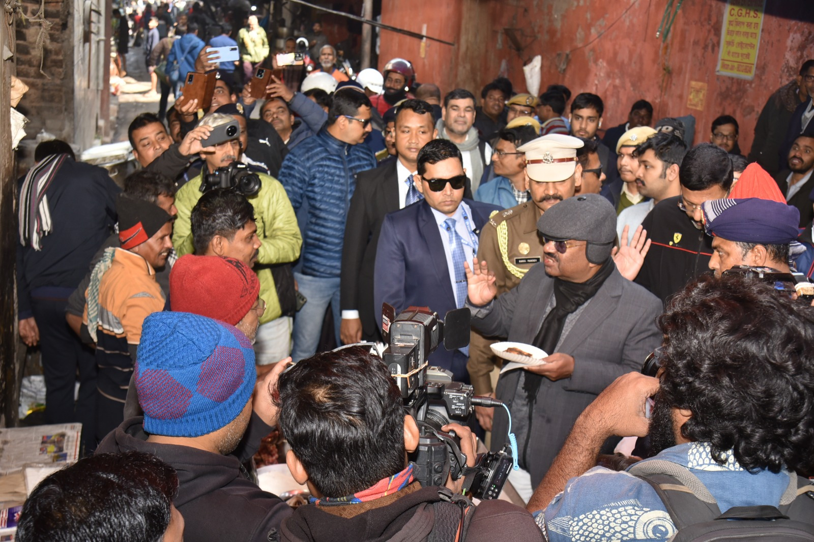 প্রাণনাশের হুমকি-ইমেল পাওয়ার পরেও নিরাপত্তা বেষ্টনী ছাড়া কলকাতার রাস্তায় হেঁটে বার্তা দিলেন রাজ্যপাল সি ভি আনন্দ বোস।