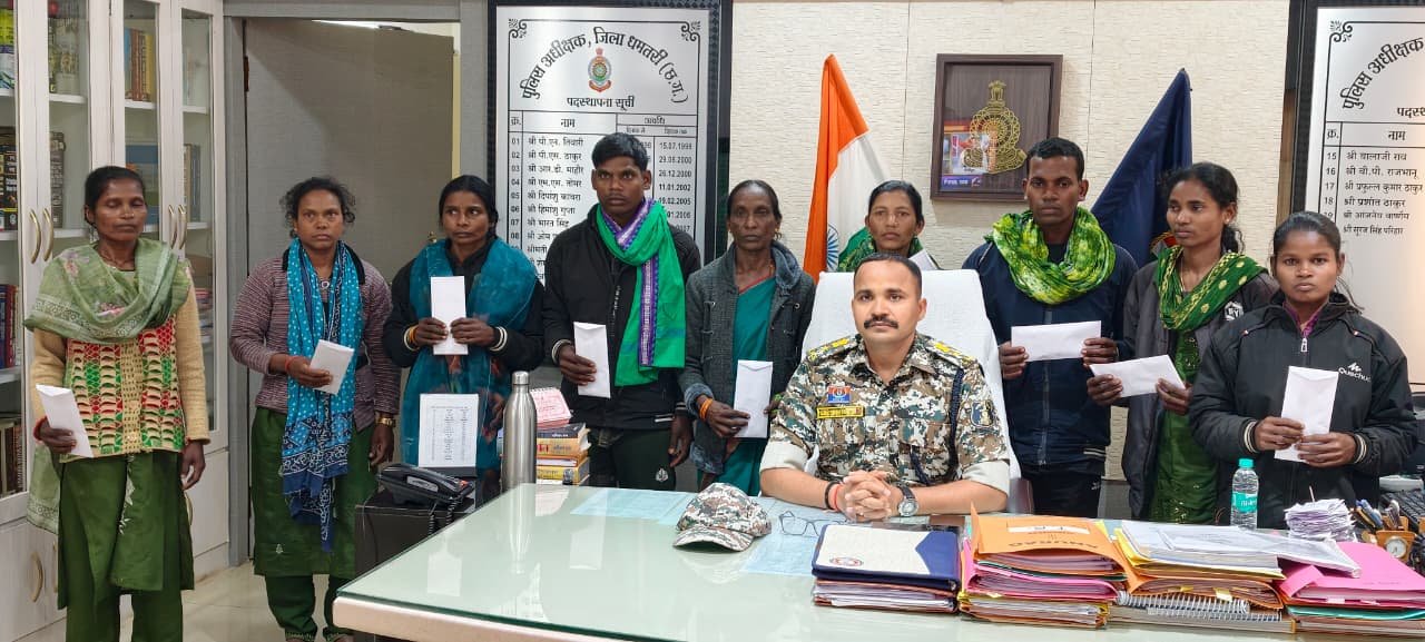 છત્તીસગઢમાં આજે નવ માઓવાદીએ આત્મસમર્પણ કર્યું.