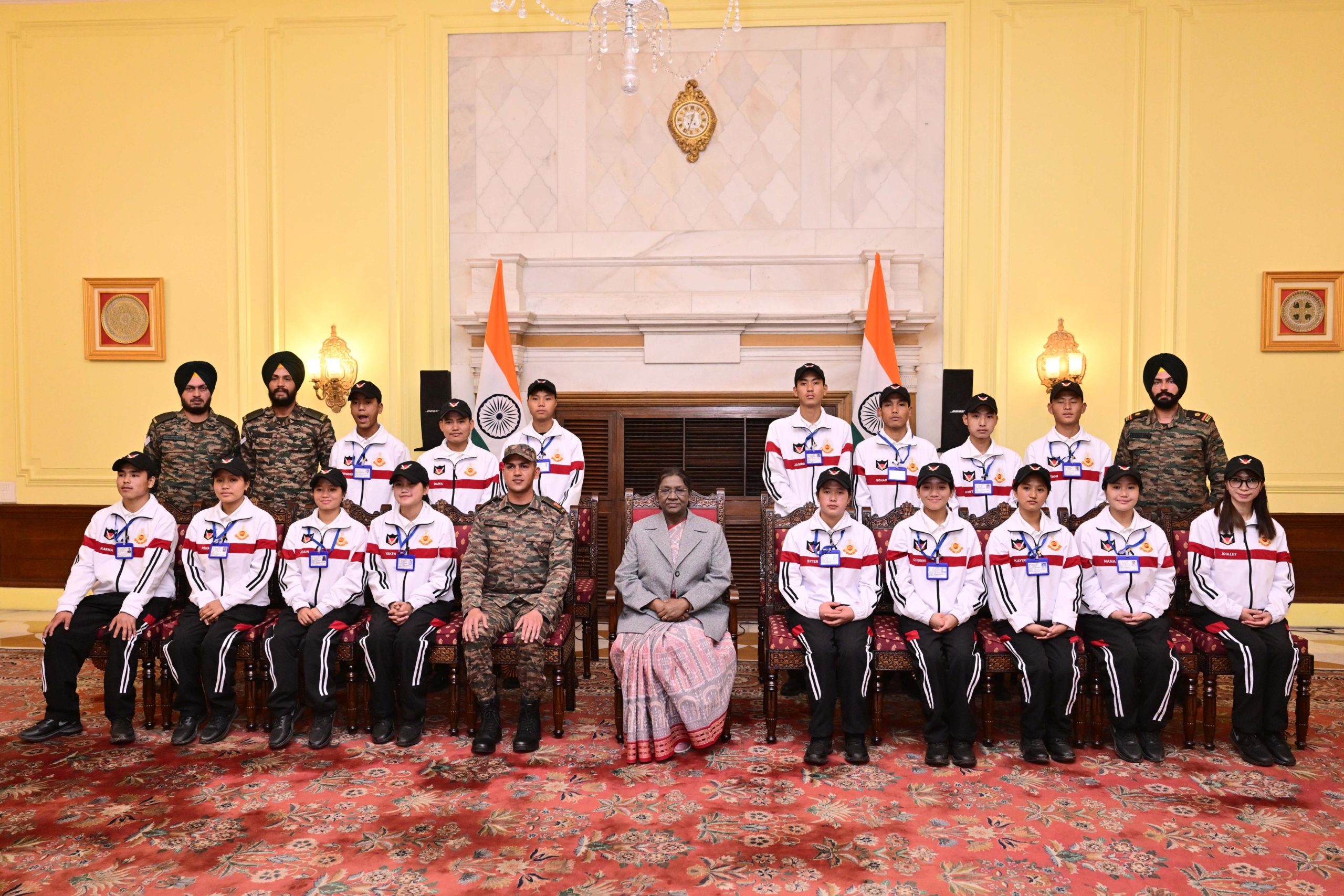 राष्ट्रपति द्रौपदी मुर्मु से अरुणाचल प्रदेश से आए छात्रों के एक समूह ने मुलाकात की