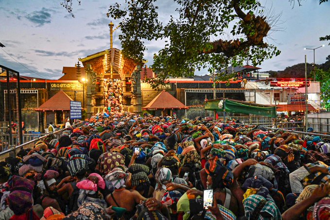 কেরালার সবরিমালা পাহাড়ের মন্দিরে মকর সংক্রান্তির রাতে পোন্নাম্বালামেডুতে মকরজ্যোতির আবির্ভাব প্রত্যক্ষ করতে মকর বিলক্কু উৎসবে সামিল হবেন হাজার হাজার ভক্ত