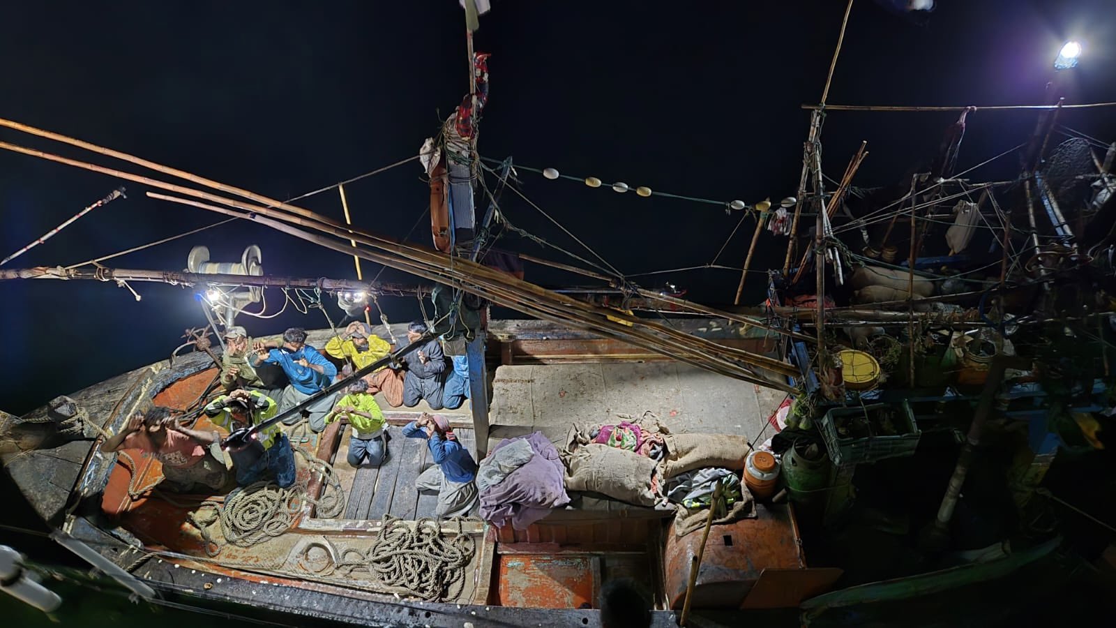तटरक्षक बल ने अरब सागर के भारतीय जलक्षेत्र में चालक दल के 9 सदस्‍यों के साथ पाकिस्तानी नाव को पकड़ा