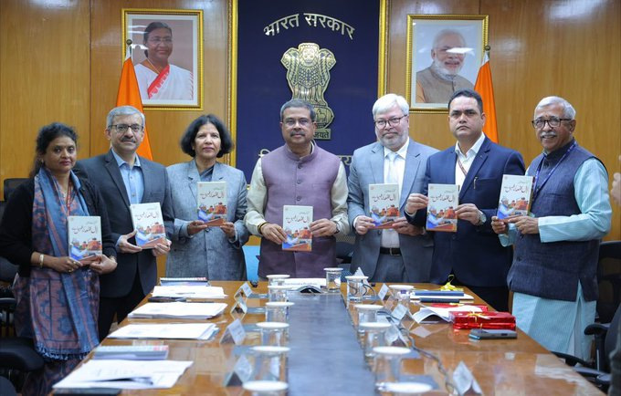 खतबात ए मोदी- लाल किले की फासील से’ पुस्तकाचं अनावरण