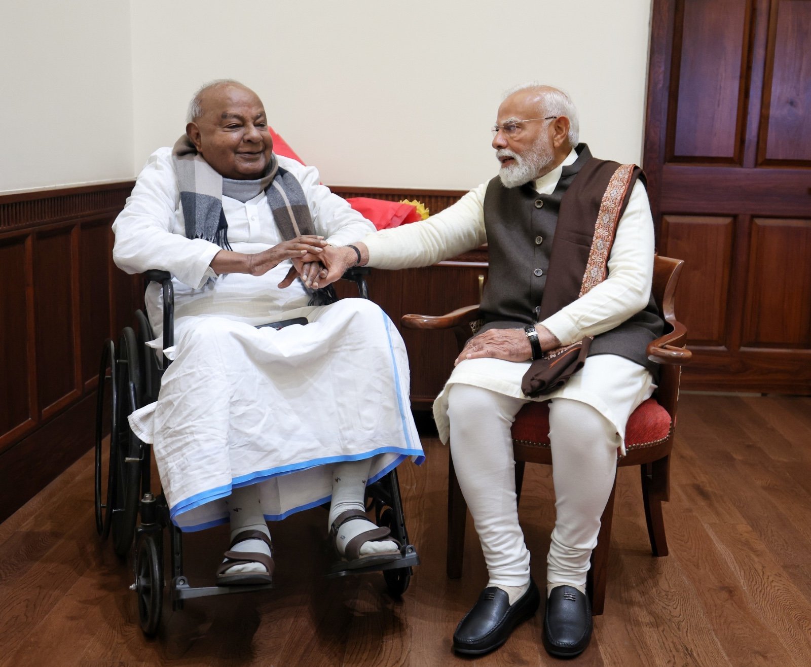 प्रधानमंत्री मोदी ने पूर्व प्रधानमंत्री एच.डी. देवेगौड़ा से की मुलाकात