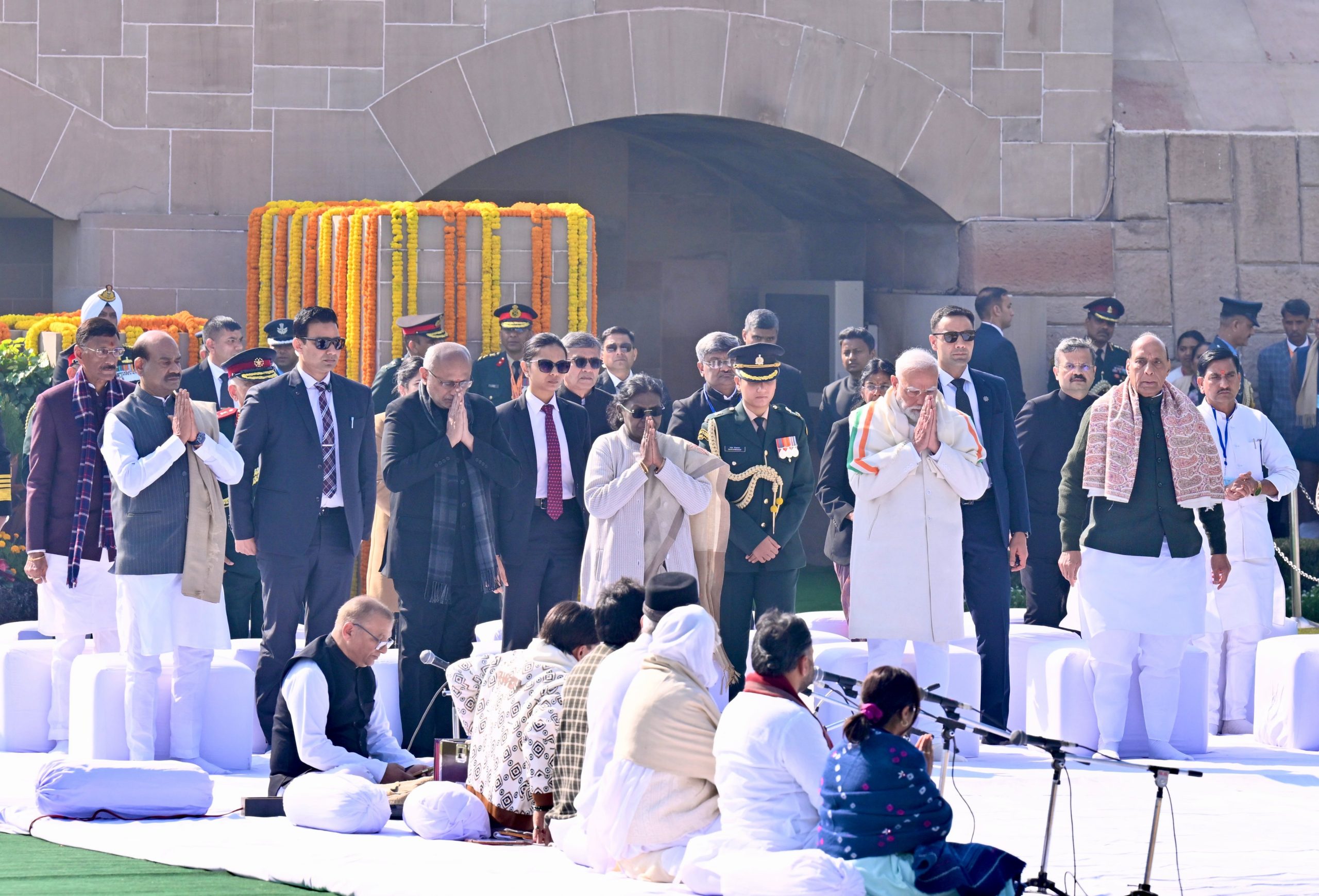 राष्ट्रपति, उपराष्ट्रपति और प्रधानमंत्री ने राजघाट में महात्मा गांधी की समाधि पर पुष्पांजलि अर्पित की
