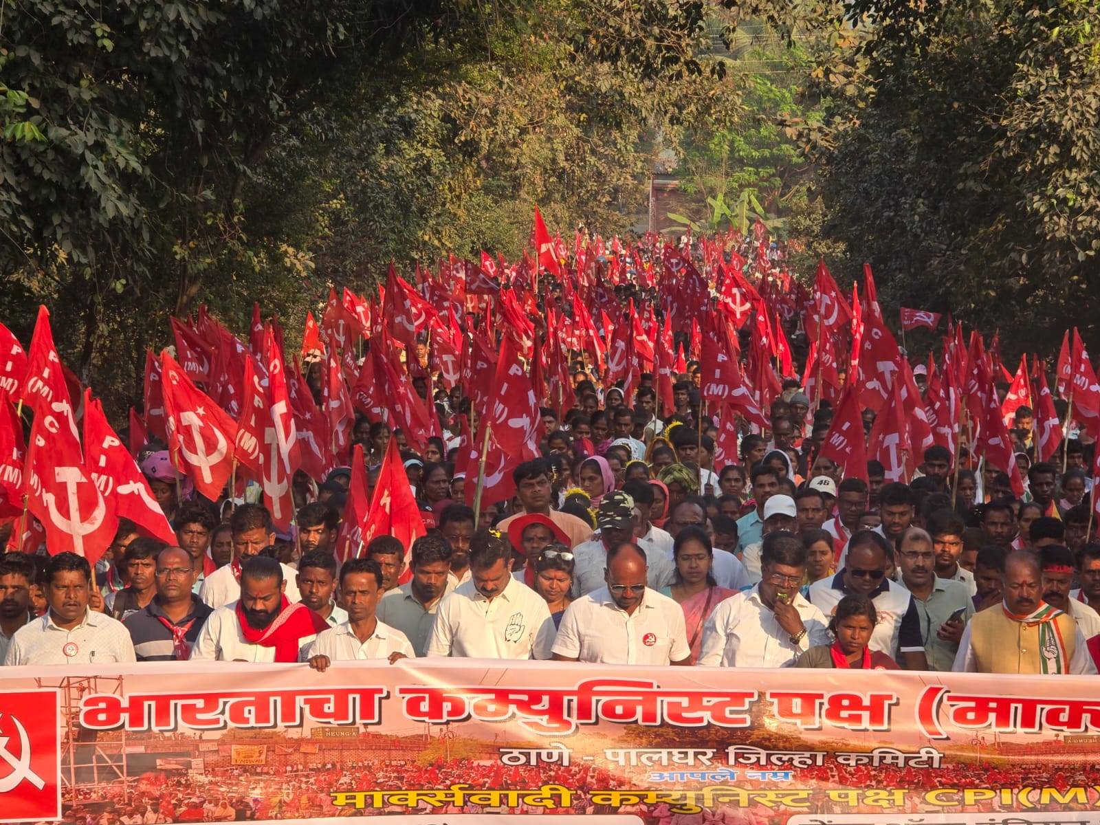 कष्टकऱ्यांचे पालघरच्या जिल्हाधिकारी कार्यालयासमोर आंदोलन