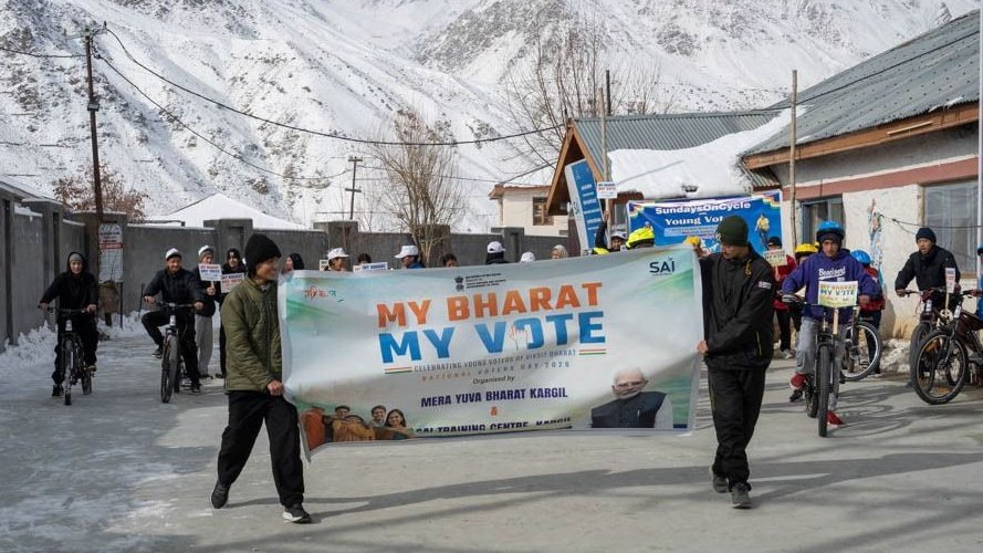 लद्दाख में राष्ट्रीय मतदाता दिवस आइस हॉकी ग्राउंड में बड़े उत्साह के साथ मनाया गया