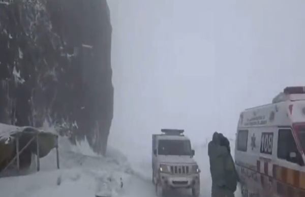 Fresh snowfall disrupts traffic on Zojila Axis in Ladakh