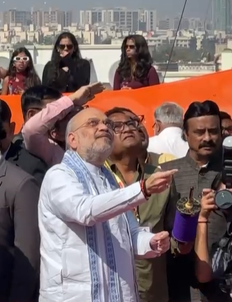 કેન્દ્રીય ગૃહમંત્રી અમિત શાહે અમદાવાદમાં હાઉસિંગ બોર્ડના આવાસોનું ભૂમિપૂજન કર્યું અને વિવિધ વિસ્તારમાં પતંગ ચગાવી