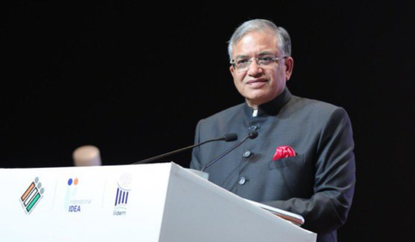 ভোটার তালিকায় বেআইনীভাবে নাম তোলার অভিযোগে চিহ্নিত চার আধিকরিকের বিরুদ্ধে শৃঙ্খলাভঙ্গের দায়ে রাজ্য সরকার কি ব্যবস্থা নিয়েছে, তা নিয়ে ৭২ ঘন্টার মধ্যে মুখ্য সচিবের কাছে জবাব তলব করেছে নির্বাচন কমিশন। 