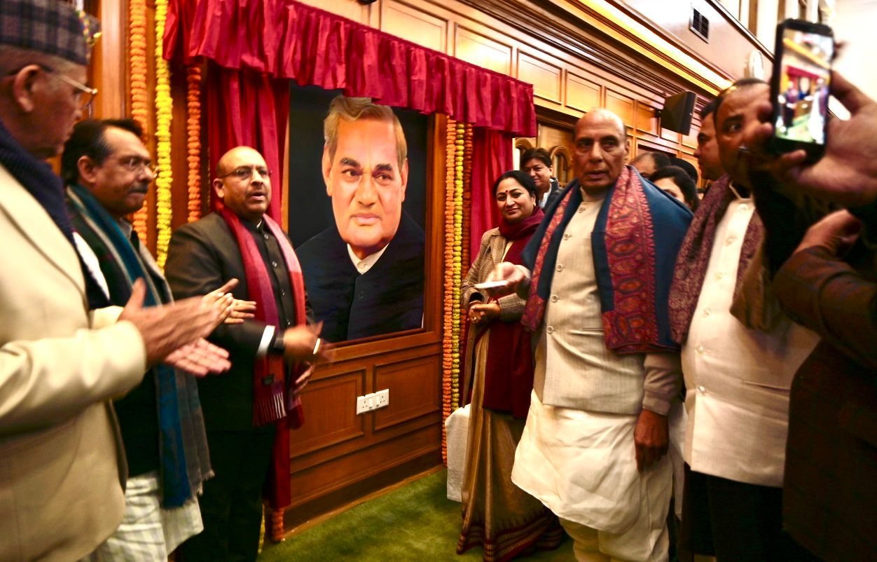 दिल्ली विधानसभा में भारत रत्न अटल बिहारी वाजपेयी और महामना पं. मदन मोहन मालवीय की तस्वीर का हुआ अनावरण