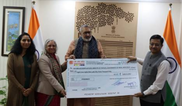 Cotton Corporation of India hands over Rs 8.89 crore dividend to Textiles Minister Giriraj Singh