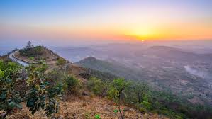 રાજ્યના એકમાત્ર ગિરિમથક સાપુતારા ખાતે શનિ-રવિની રજામાં સહેલાણીઓનું ઘોડાપૂર ઉમટી પડ્યું છે.