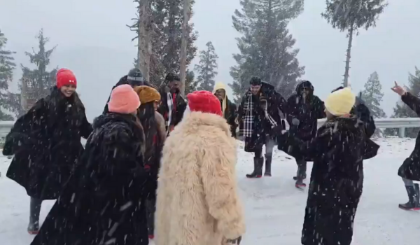 J&K: Fresh snowfall in Bhaderwah town delights tourists