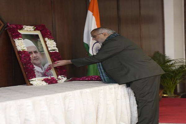 Vice President Pays Floral Tribute to Lal Bahadur Shastri on Death Anniversary