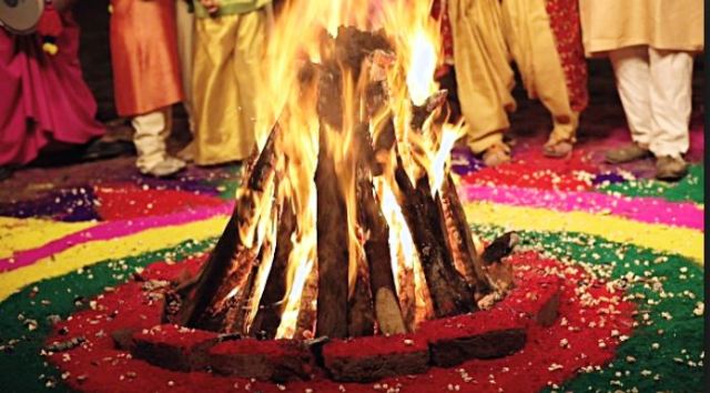 उत्तर भारत में लोहड़ी का पर्व पारंपरिक धूमधाम के साथ मनाया जा रहा है