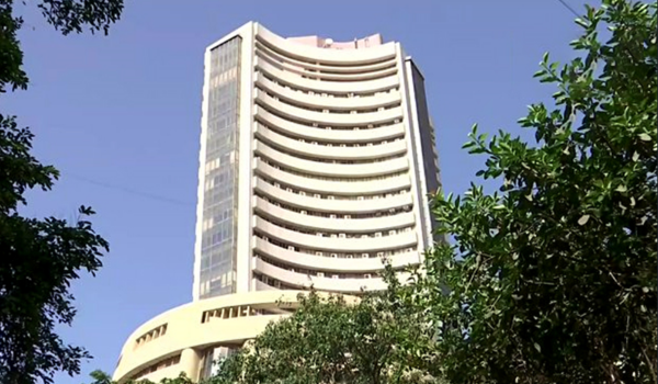 Indian markets post mild weekly gains despite IT sector weakness