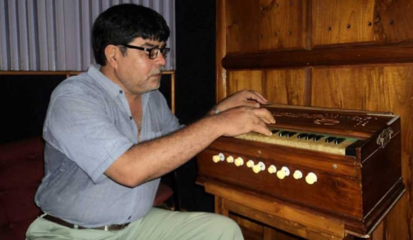Veteran singer of Bangladesh and Awami League leader Prolay Chaki dies in custody; Family alleges negligence