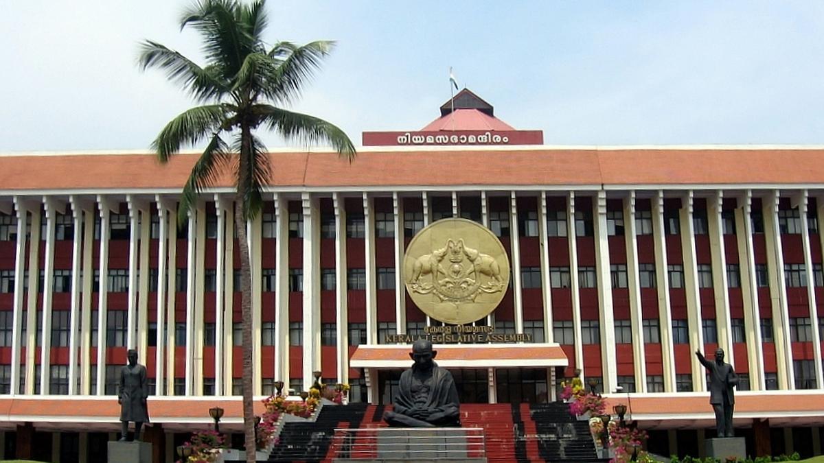 केरल: सबरीमला स्वर्ण चोरी मामले को लेकर विधानसभा के सामने दो यूडीएफ विधायकों ने किया विरोध प्रदर्शन