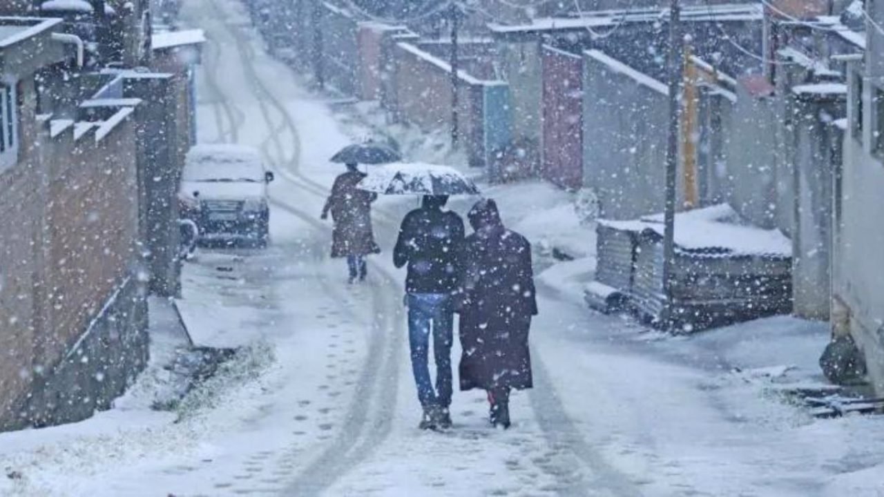 लद्दाख: लेह में हुई हल्की बर्फबारी, सफेद चादर में ढका पूरा शहर