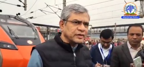 रेलमंत्री अश्विनी वैष्णव ने देश की पहली वंदे भारत स्लीपर रेलगाड़ी का निरीक्षण किया