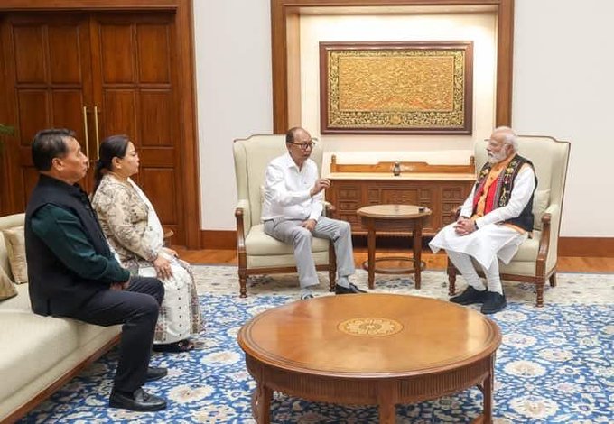 मणिपुर के मुख्‍यमंत्री युमनाम खेमचंद ने प्रधानमंत्री नरेन्‍द्र मोदी से भेंट की
