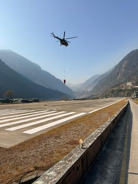 भारतीय वायुसेना के हेलीकॉप्टर दो जगहों पर जंगल की आग बुझाने में जुटे