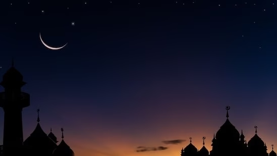 देश के कई हिस्सों में चाँद दिखाई देने के साथ ही रमज़ान का पवित्र महीना शुरू