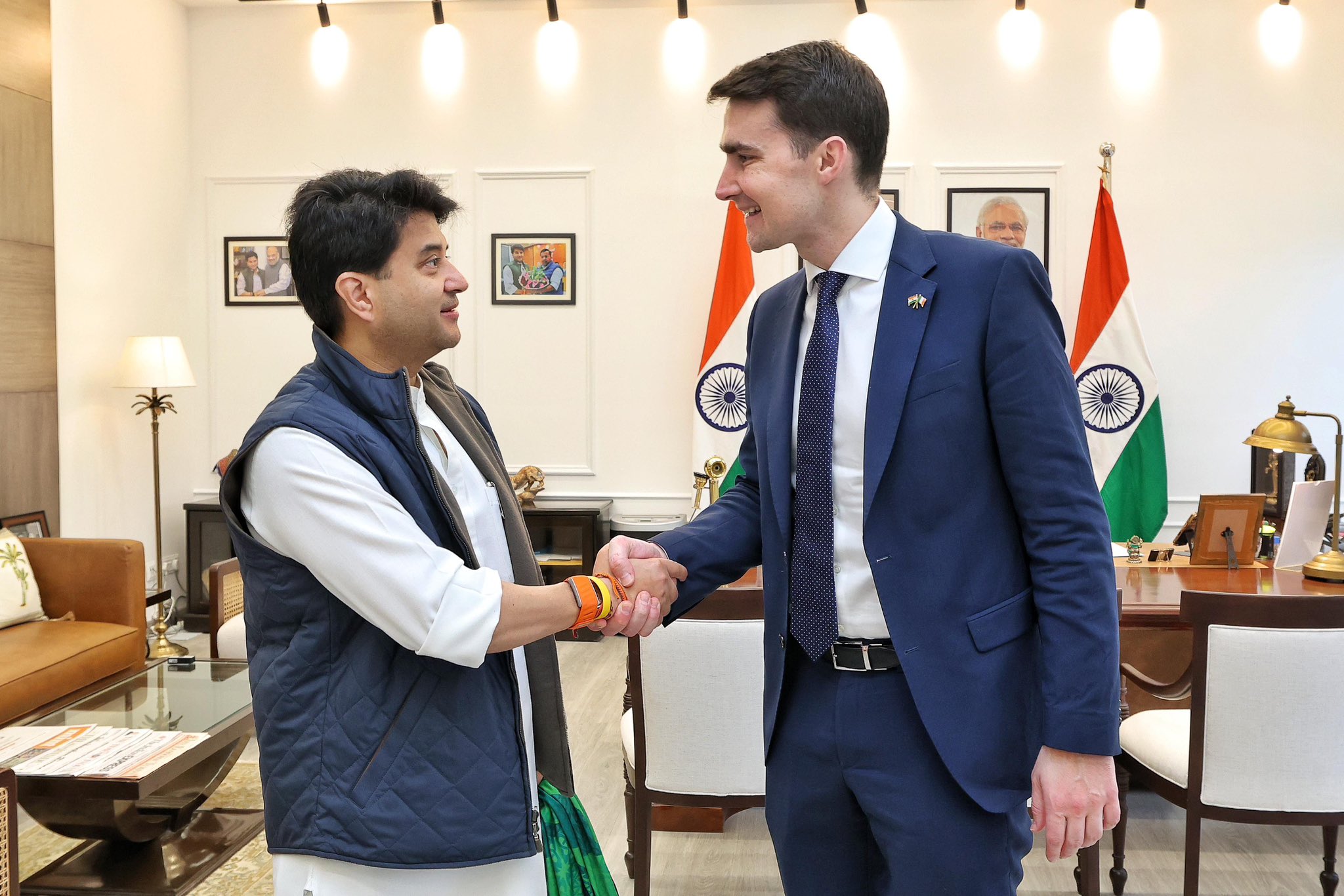 संचार मंत्री ज्योतिरादित्य सिंधिया ने आयरलैंड के लोक सेवा सुधार और डिजिटलीकरण मंत्री जैक चैंबर्स से मुलाकात की