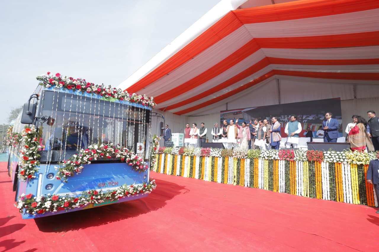 दिल्ली सरकार ने दी 500 इलेक्ट्रिक बसों की सौगात