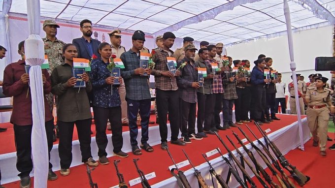 छत्तीसगढ़: महासमुंद जिले में 15 माओवादियों ने पुलिस के समक्ष आत्मसमर्पण किया