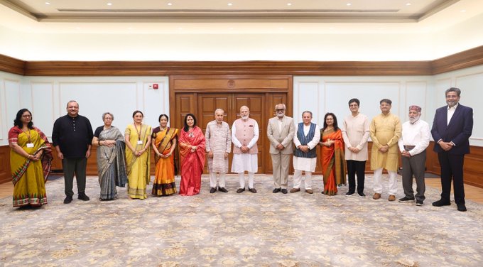 प्रधानमंत्री मोदी ने इंदिरा गांधी राष्ट्रीय कला केंद्र के न्यासियों से मुलाकात की