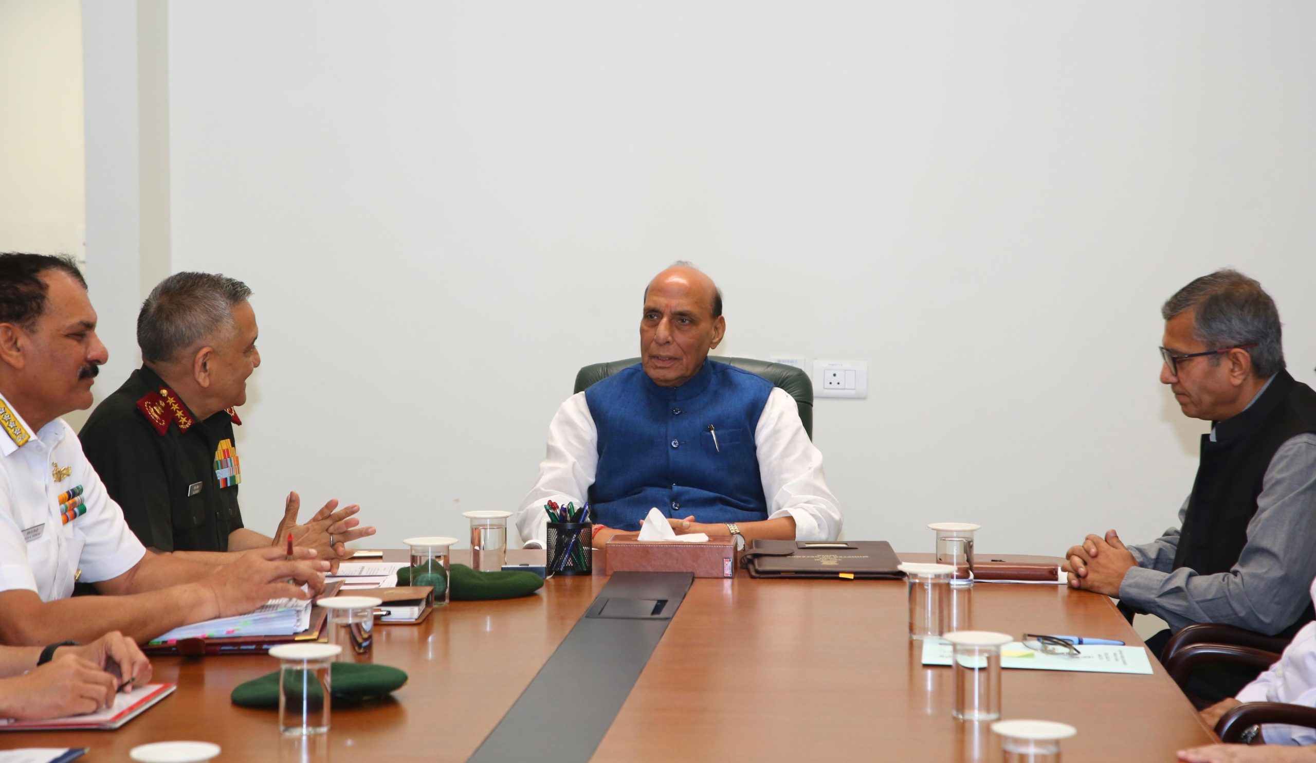 केंद्रीय मंत्री राजनाथ सिंह ने पश्चिम एशिया स्थिति पर रक्षा तैयारियों की समीक्षा की