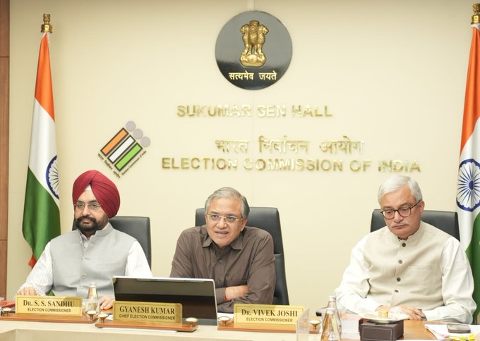 निर्वाचन आयोग की 5 मतदान राज्यों व 12 सीमावर्ती राज्यों  के वरिष्ठ अधिकारियों के साथ बैठक