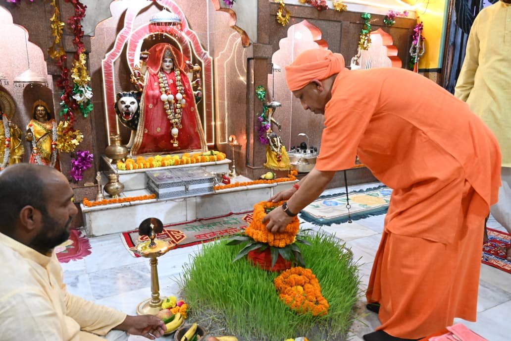 उत्‍तर प्रदेश के मुख्‍यमंत्री योगी आदित्‍यनाथ ने मां महागौरी की विधि-विधान से पूजा-अर्चना की