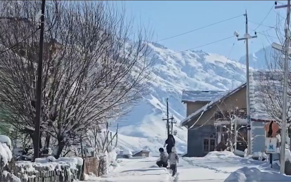 Ladakh Witnesses Fresh Snowfall, Cloudy Weather Disrupts Daily Life and Transport