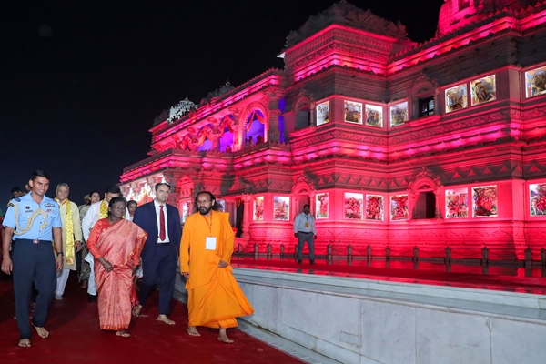 President Droupadi Murmu visits Vrindavan, performs Aarti at temples