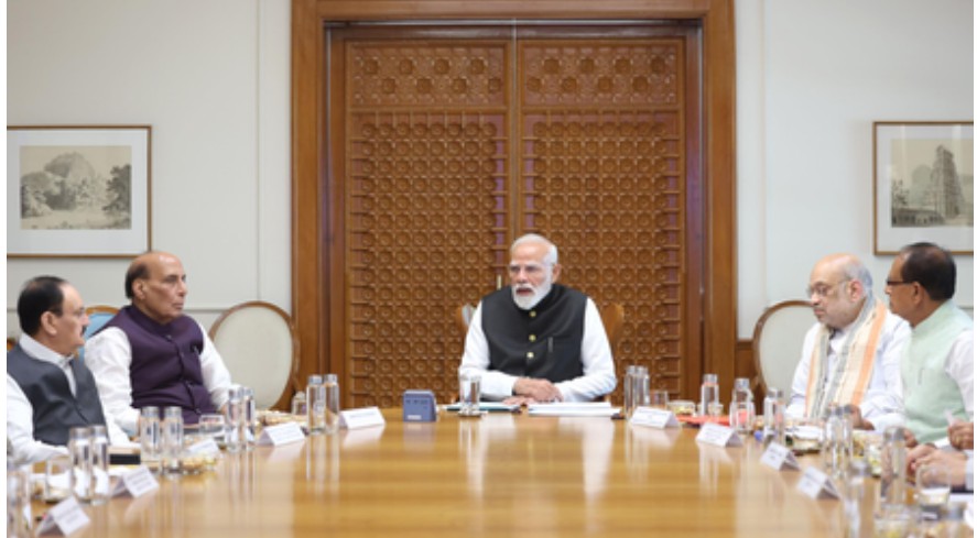 प्रधानमंत्री नरेंद्र मोदी ने पश्चिम एशिया हालात के मद्देनजर पेट्रोलियम, कच्चे तेल, गैस, बिजली और उर्वरक क्षेत्रों की समीक्षा बैठक की अध्यक्षता की