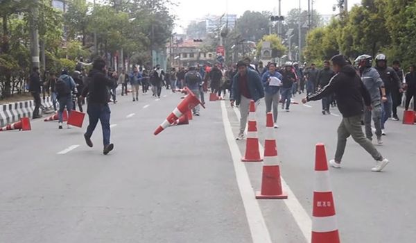 Nepal: Clash broke out between police and UML supporters in Maitighar, Kathmandu