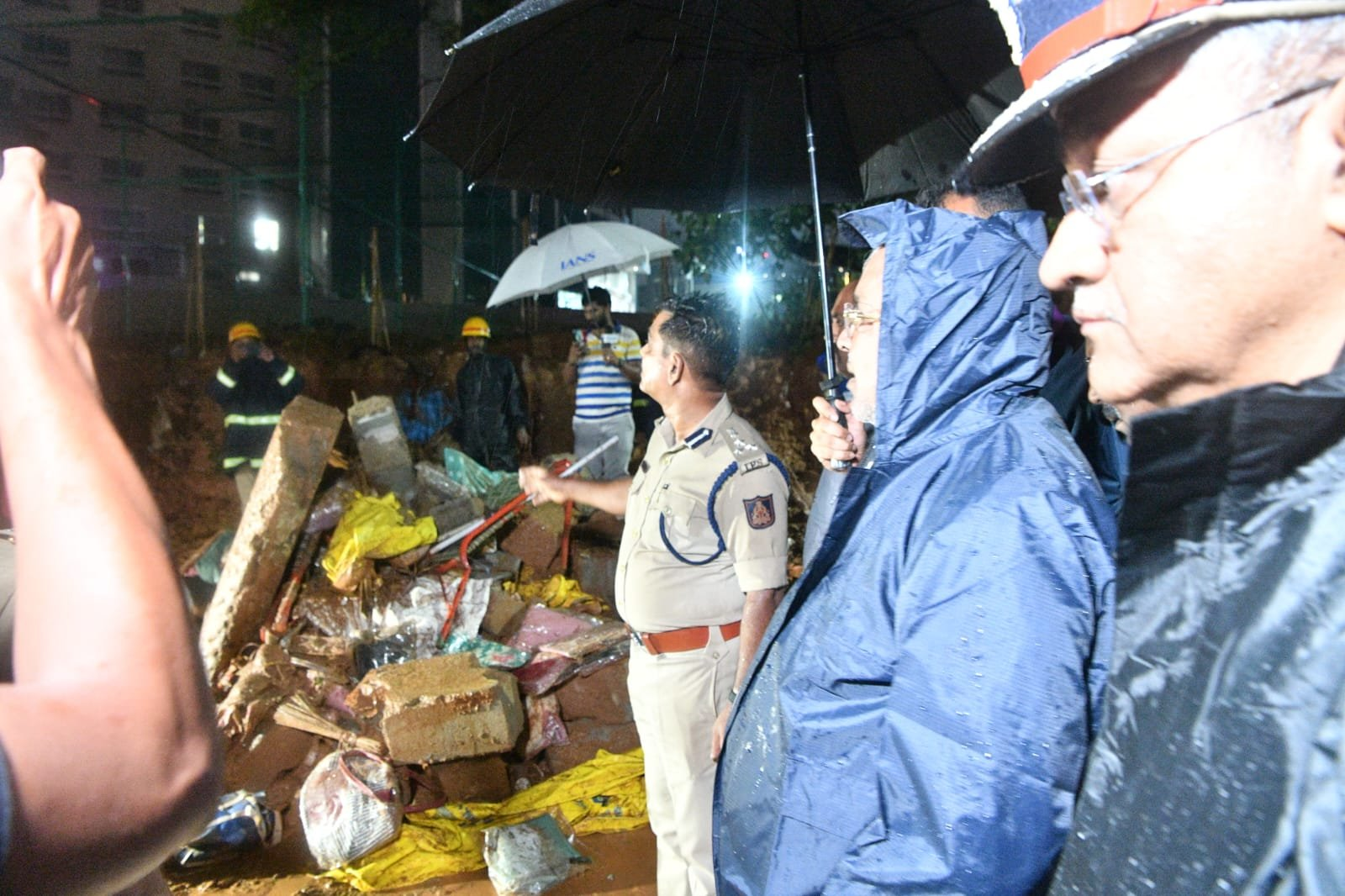 কর্ণাটকের বেঙ্গালুরুতে একটি হাসপাতালের দেওয়াল ভেঙে শিশু সহ সাত জনের মৃত্যু হয়েছে।