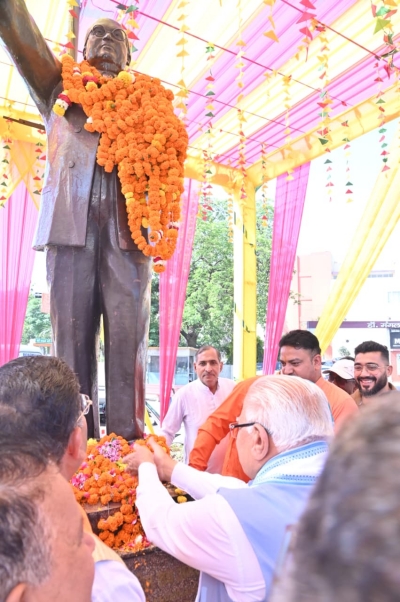 केंद्रीय मंत्री मनोहर लाल ने डॉ भीमराव आम्‍बेडकर को पुष्पांजलि अर्पित की