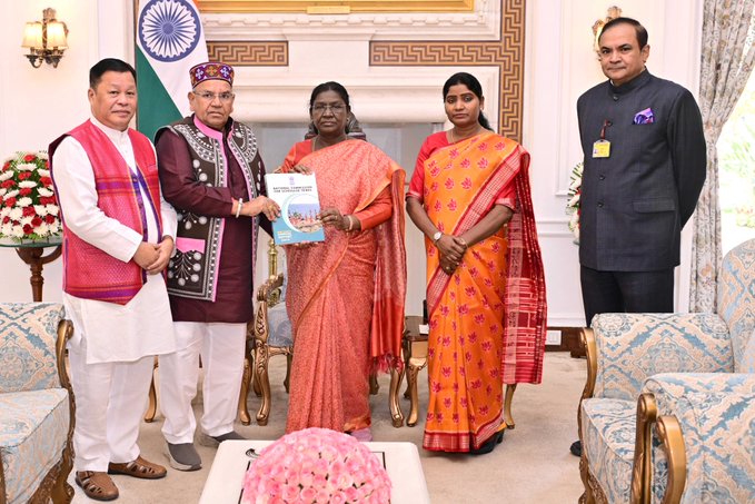 अनुसूचित जनजाति राष्ट्रीय आयोग के अध्यक्ष अतर सिंह आर्य के नेतृत्व में एक प्रतिनिधिमंडल ने राष्ट्रपति द्रौपदी मुर्मु से मुलाकात की