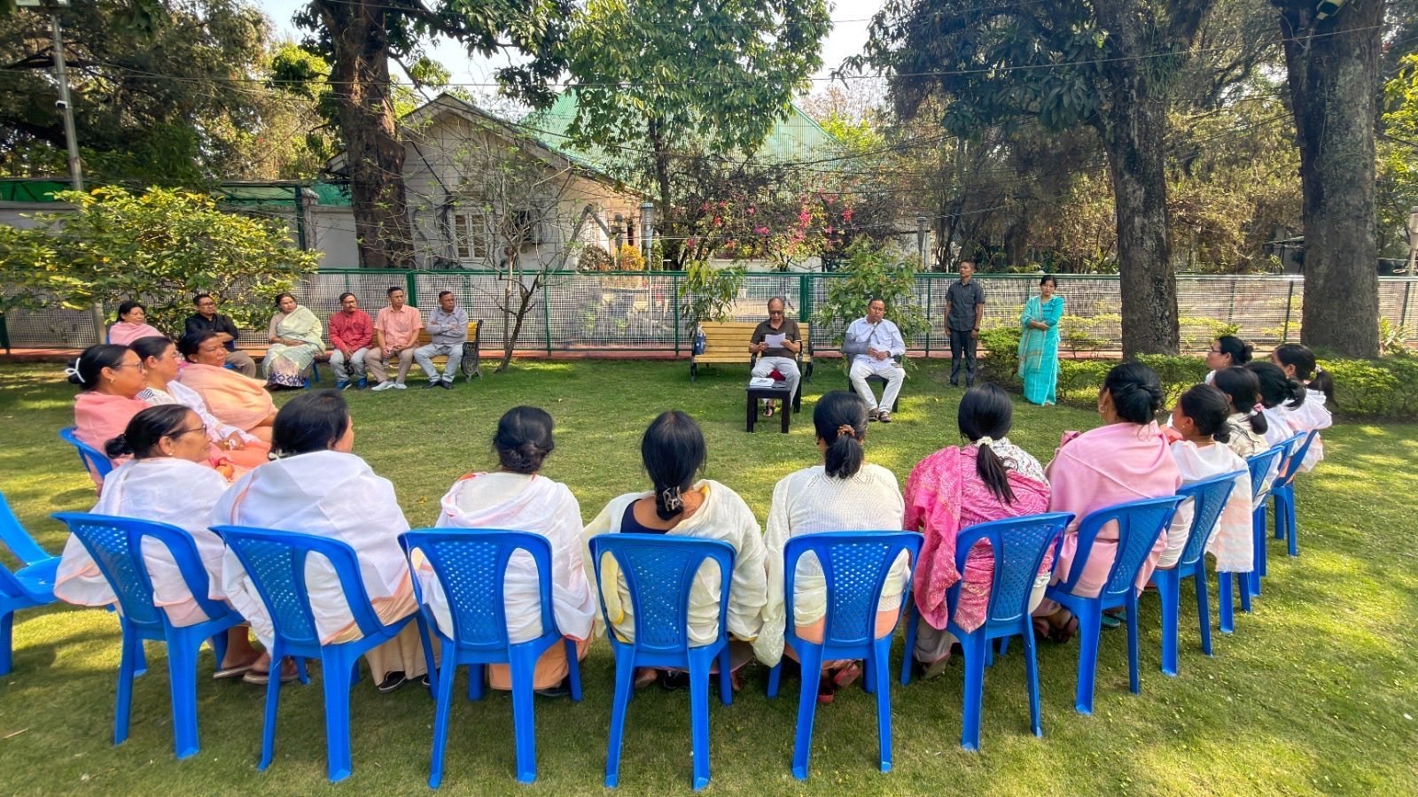 मणिपुर के मुख्यमंत्री ने इम्फाल में मीरा पैबी प्रतिनिधियों से मुलाकात की