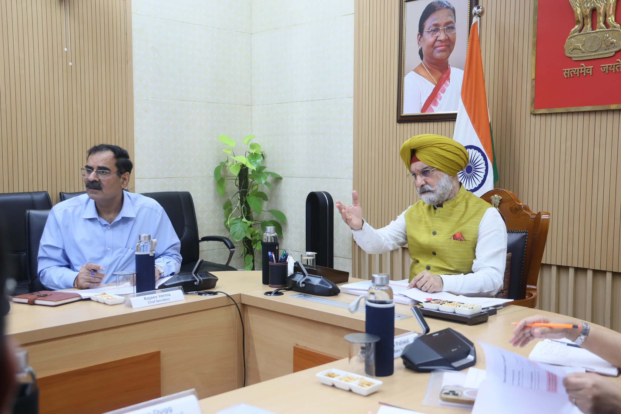 दिल्ली: उपराज्यपाल तरणजीत सिंह संधू ने अग्निशमन सेवा के आधुनिकीकरण की समीक्षा की