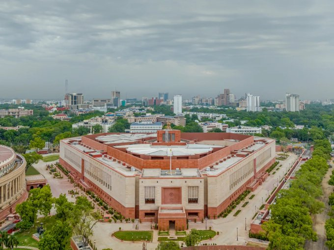 लोकसभा में देर रात तक चर्चा, महिला प्रतिनिधित्व बढ़ाने वाले तीन विधेयकों पर विचार