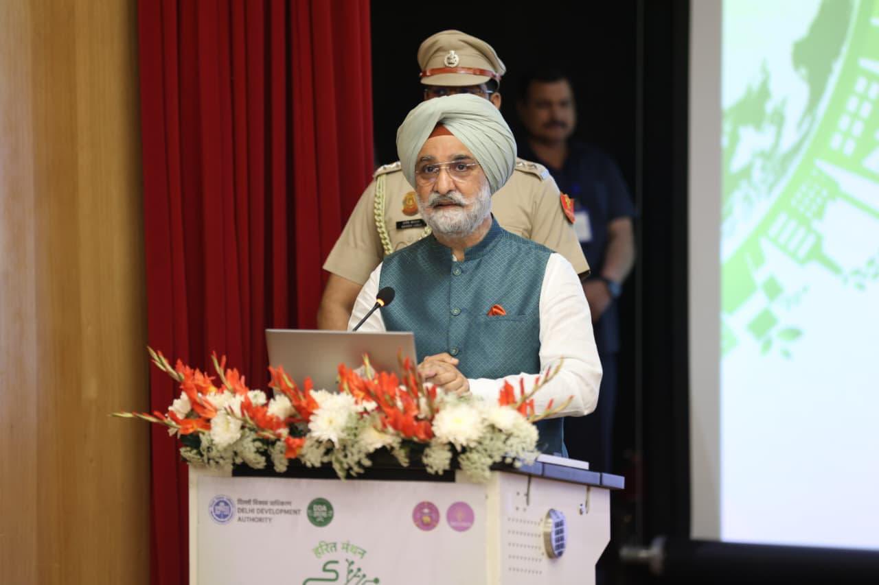 दिल्ली: सड़क सुरक्षा में उत्कृष्ट योगदान देने वाले यातायात प्रहरियों को सम्मानित किया गया
