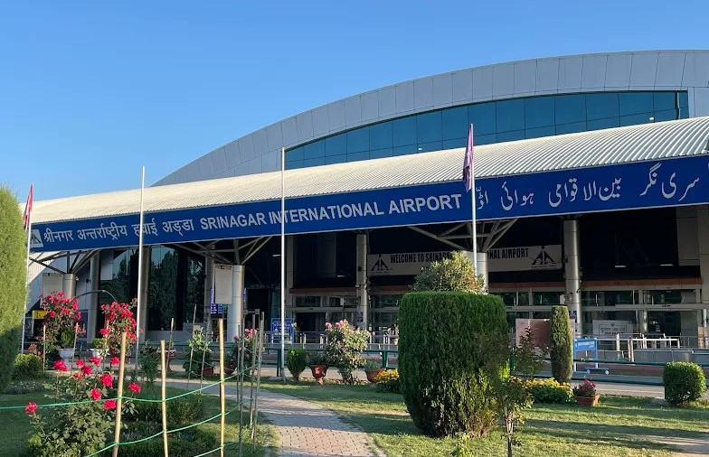 जम्मू-कश्मीर: सामान से सैटेलाइट फोन बरामद, श्रीनगर इंटरनेशनल एयरपोर्ट पर हिरासत में लिए गए दो अमरीकी पर्यटक