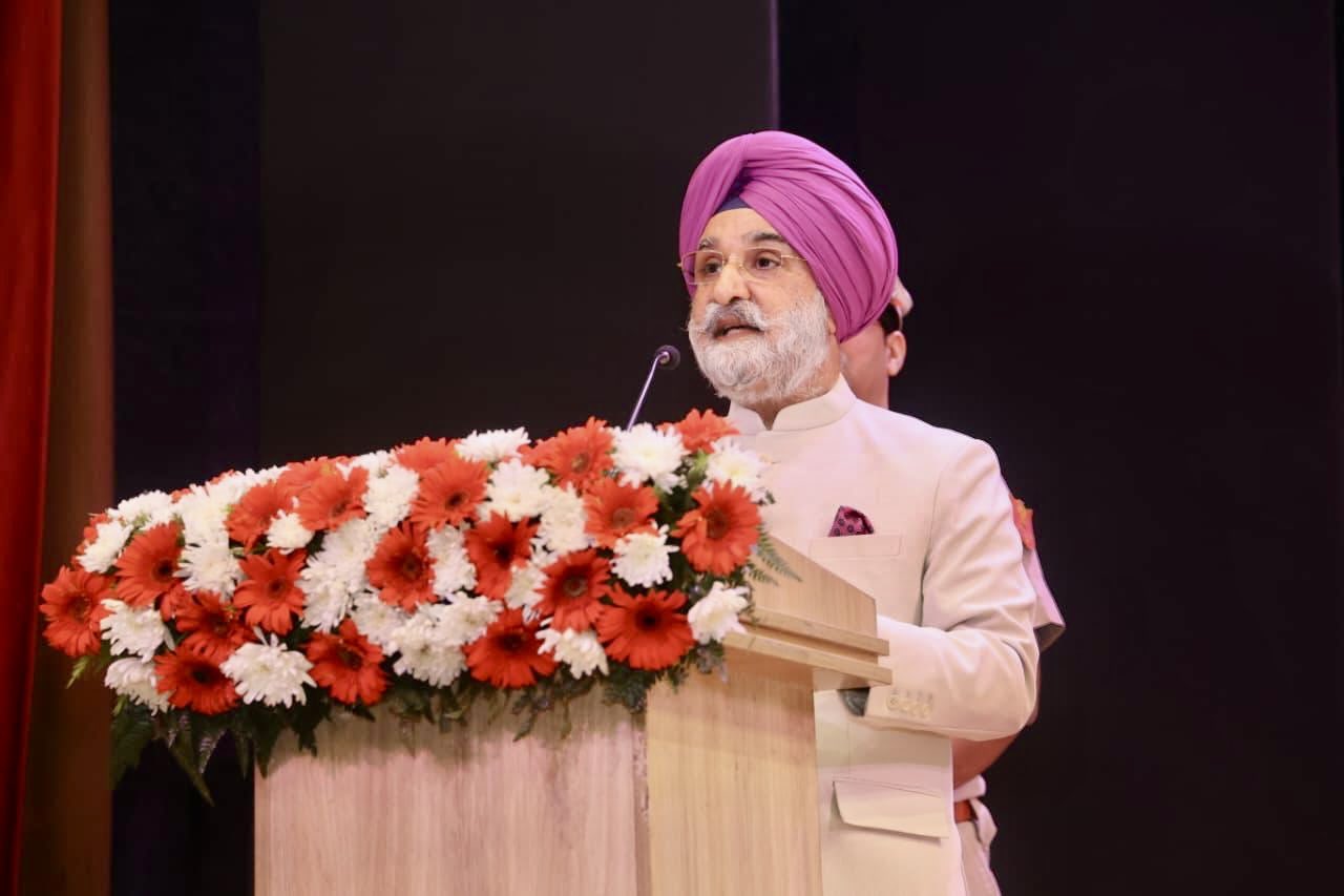 दिल्ली के उपराज्यपाल तरणजीत सिंह संधू ने दिल्ली विश्वविद्यालय  के गुरु तेग बहादुर खालसा कॉलेज में छात्रों को मूल्य और नवाचार पर जोर दिया