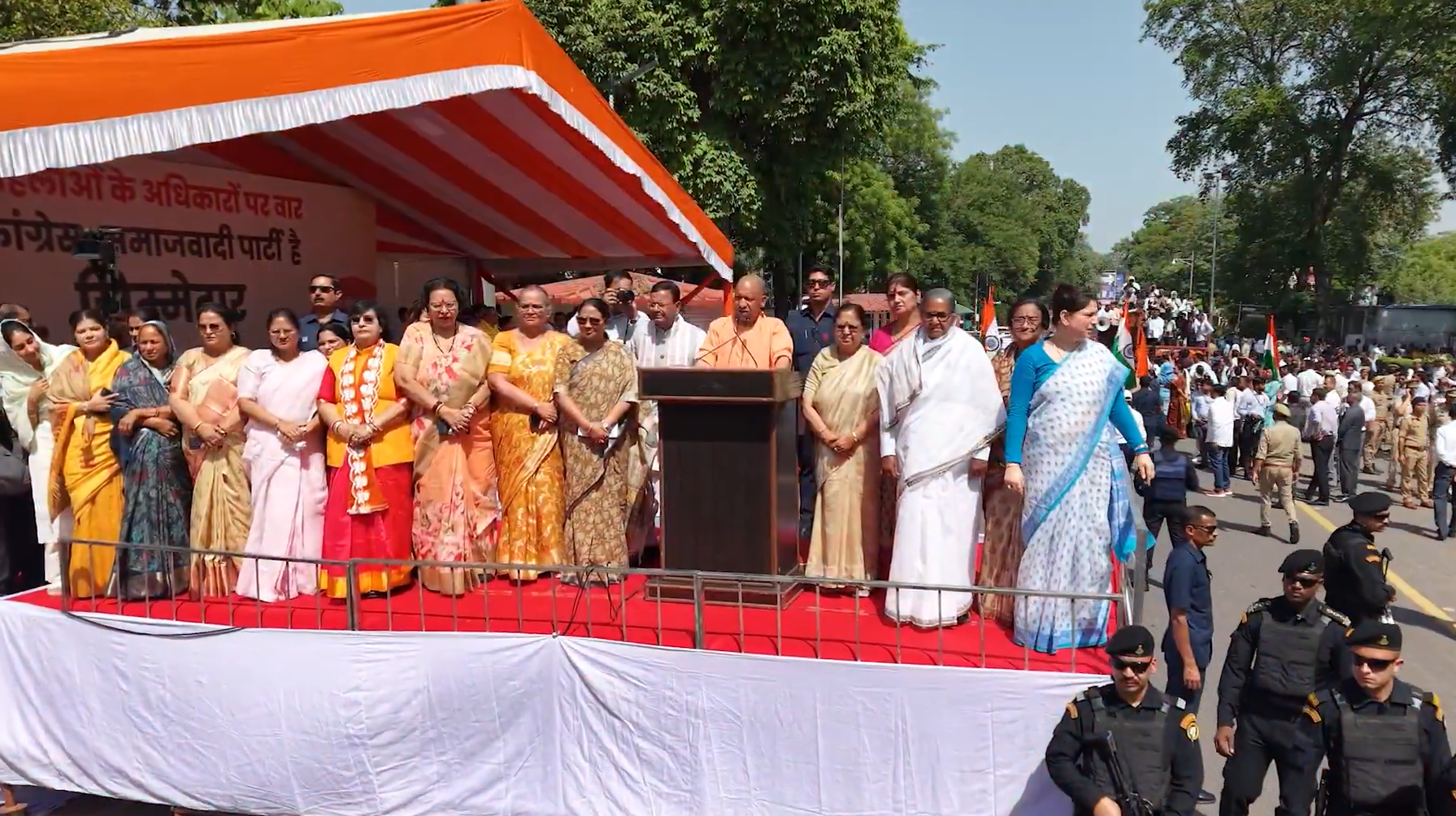 लखनऊ में सीएम योगी आदित्यनाथ के नेतृत्व में नारी शक्ति वंदन विधेयक के समर्थन में महिलाओं का मार्च
