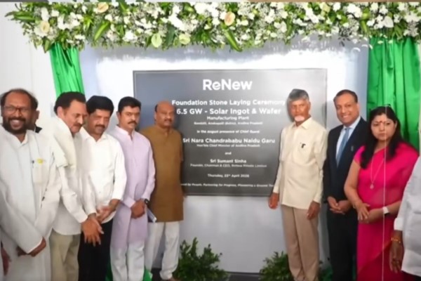 आंध्र प्रदेश के मुख्यमंत्री एन. चंद्रबाबू नायडू ने रिन्यू एनर्जी ग्लोबल के सौर ऊर्जा उत्पादन संयंत्र की आधारशिला रखी